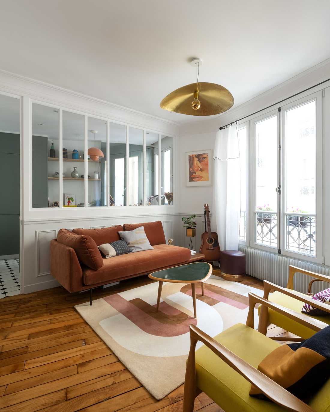 Relooking d'intérieur d'un salon avec verrière dans un appartement à Quimper