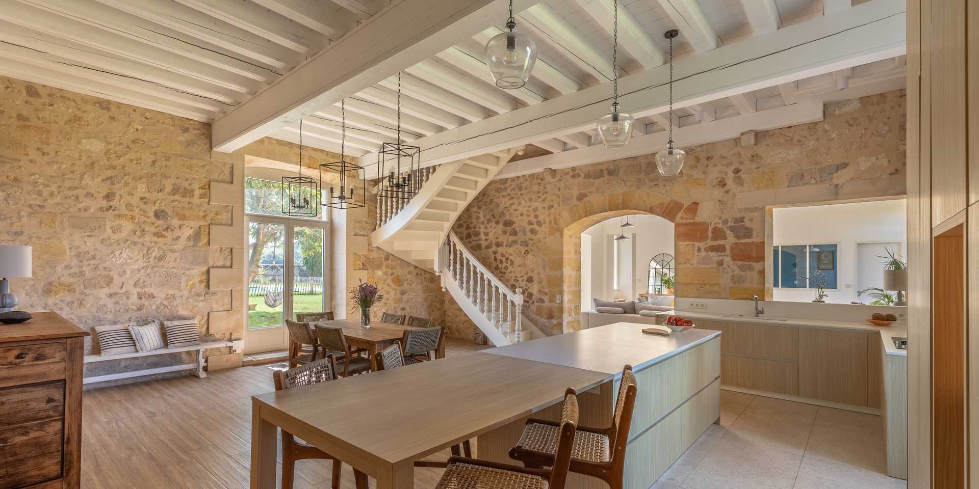 Cusine ouverte contemporaine aménagée par un architecte d'intérieur à Quimper