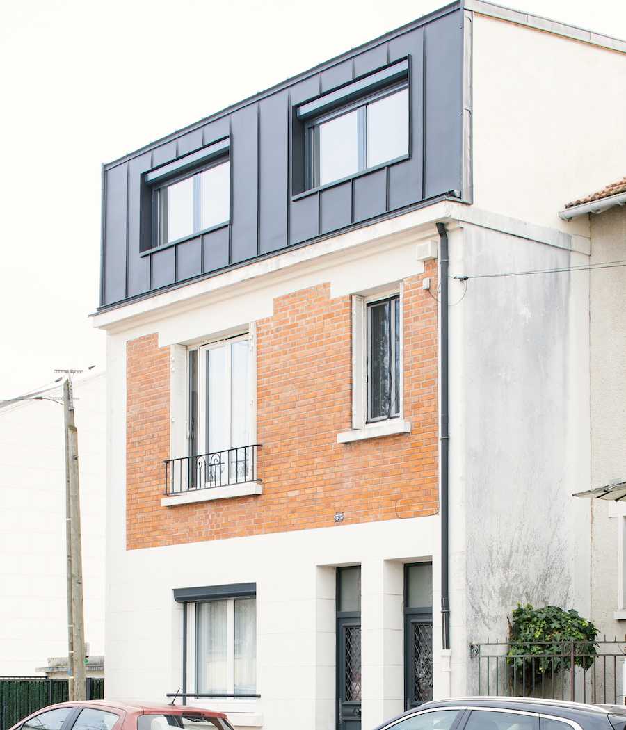 Surélévation d'une maison de ville - aménagement des combles - vue de profil de la façade 