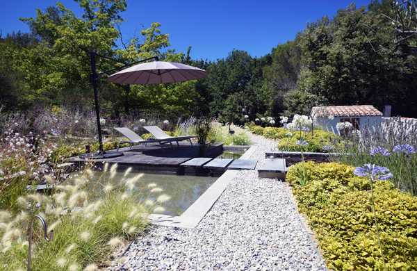 Présentation d'un projet de rénovation d'un jardin paysagé de style méditerranéen autour d'une piscine existante par un concepteur-paysagiste basé à Quimper.