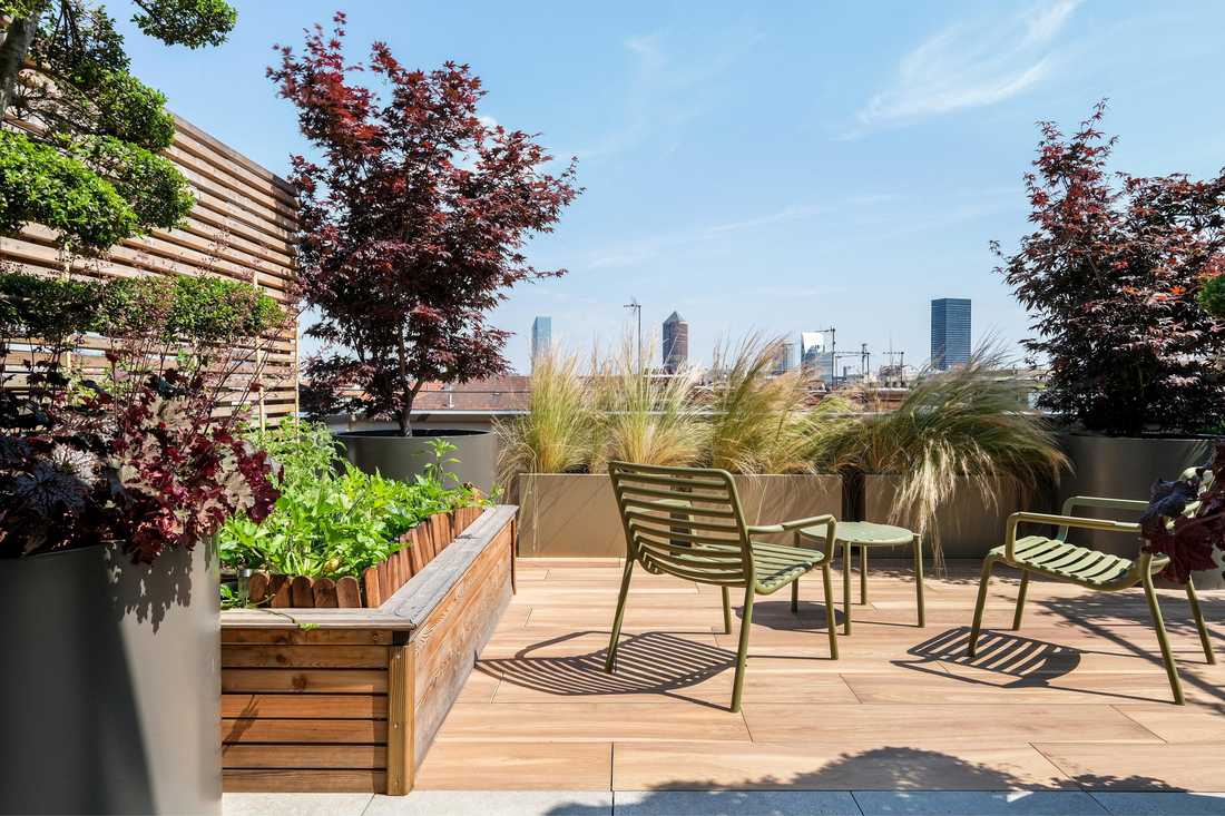 Terrasse avec vue dans un aménagement paysager avec chaises Doga Relax