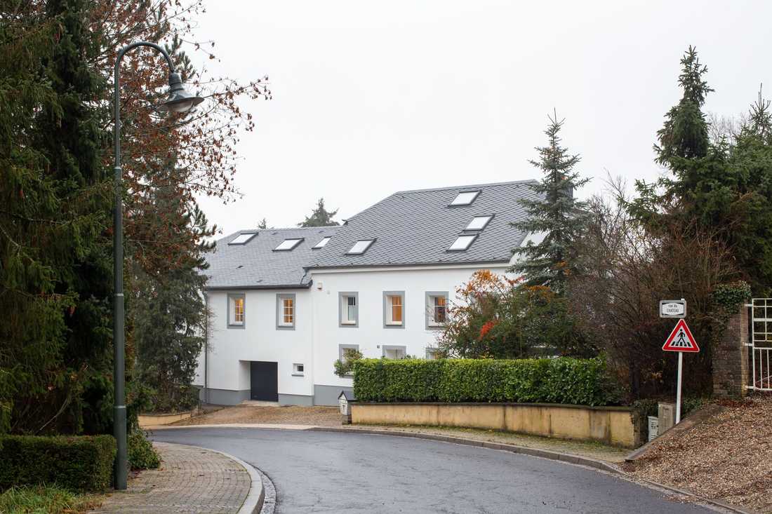 Vue de la rue d'une grande maison familiale