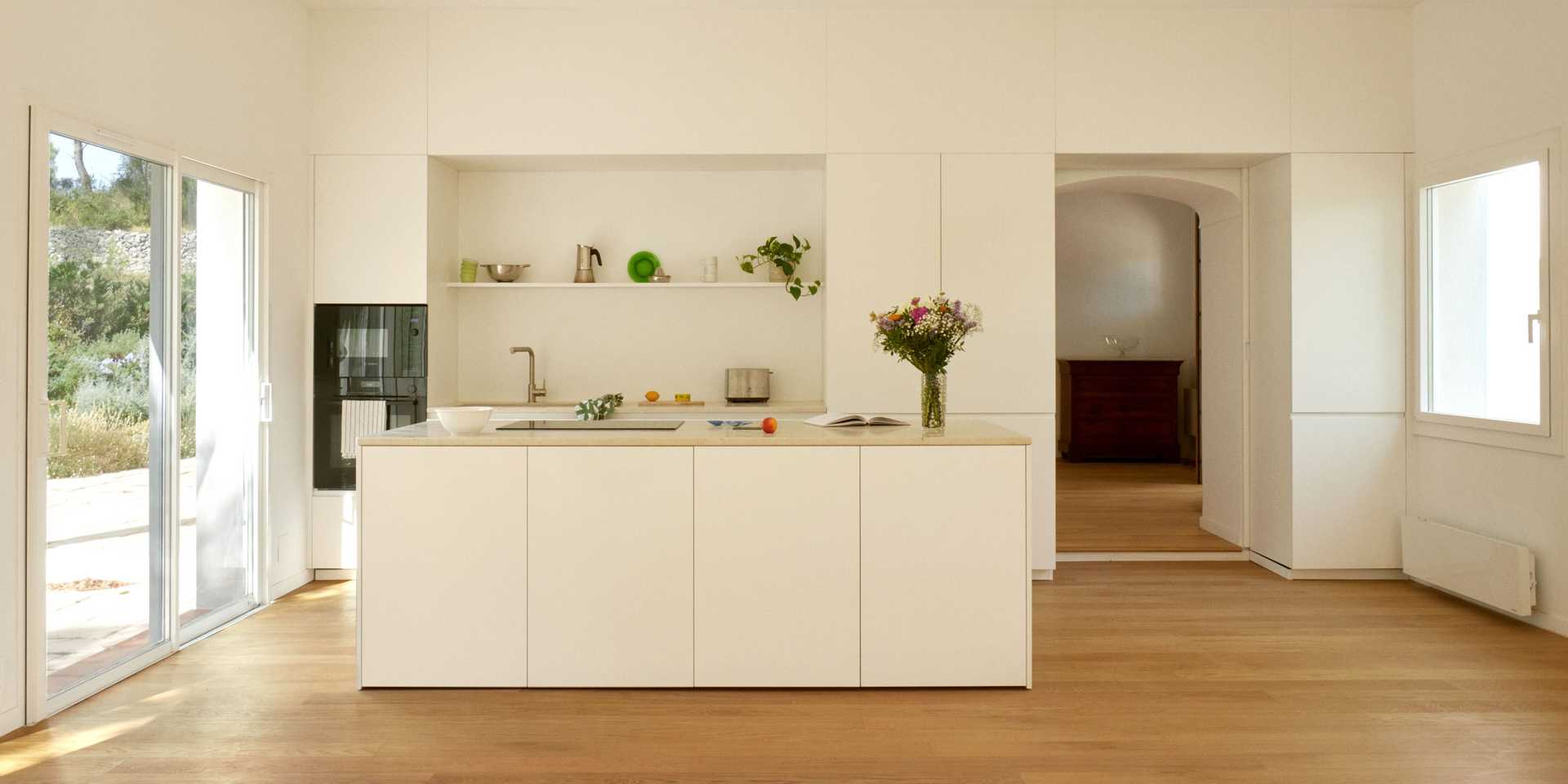 Cusine ouverte contemporaine aménagée par un architecte d'intérieur à Quimper